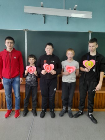 Девятиклассники  провели мастер-класс для детей с ОВЗ по изготовлению сердечек.