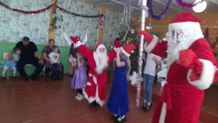 Танец  Деда Мороза с ребятами.